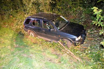 Gelaendewagen landet im Graben nach medizinischen Notfall bei Esslingen